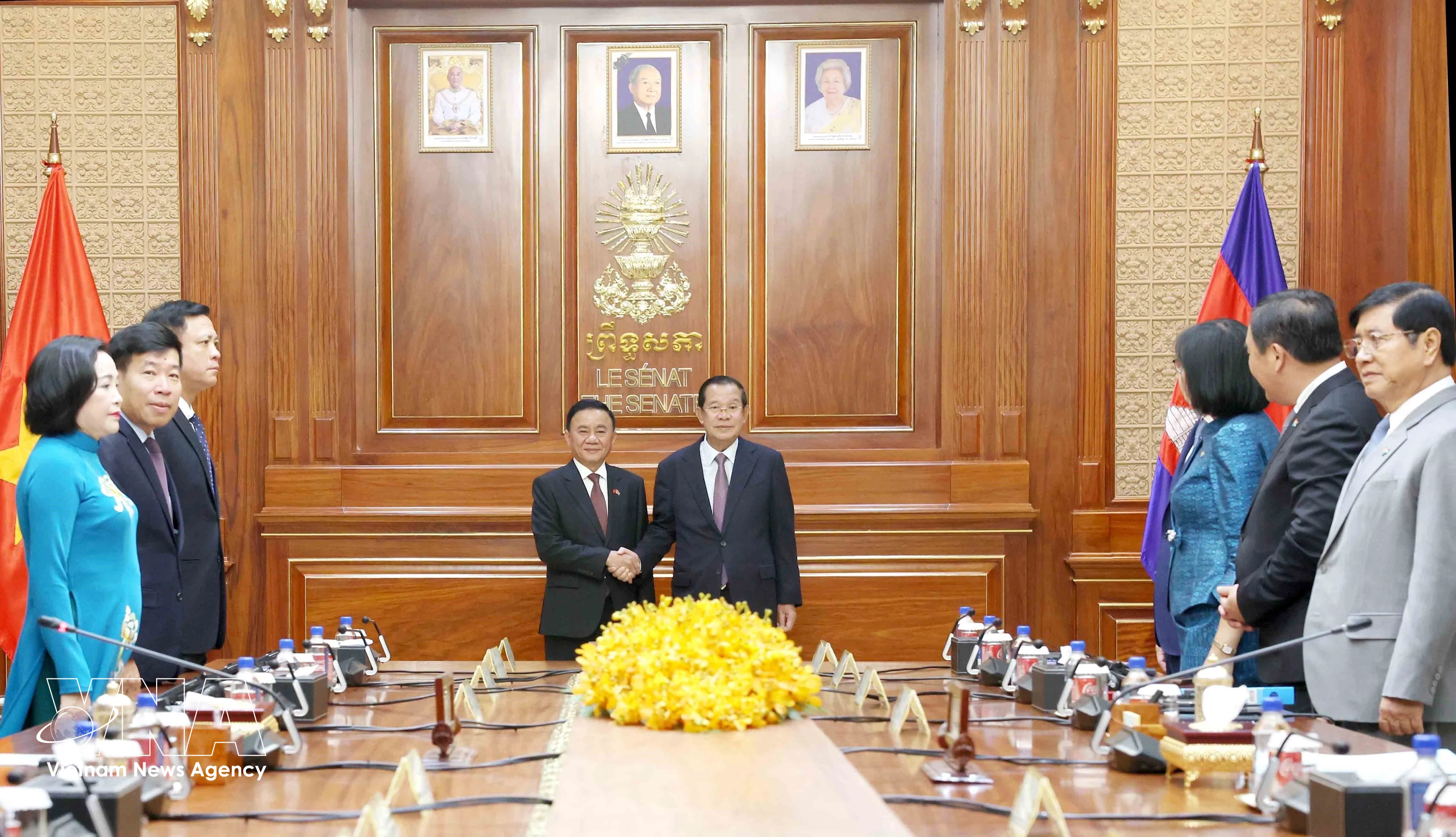越共中央书记处常务书记陈锦秀会见柬埔寨代理国家元首、人民党主席、参议院主席洪森。图自越通社