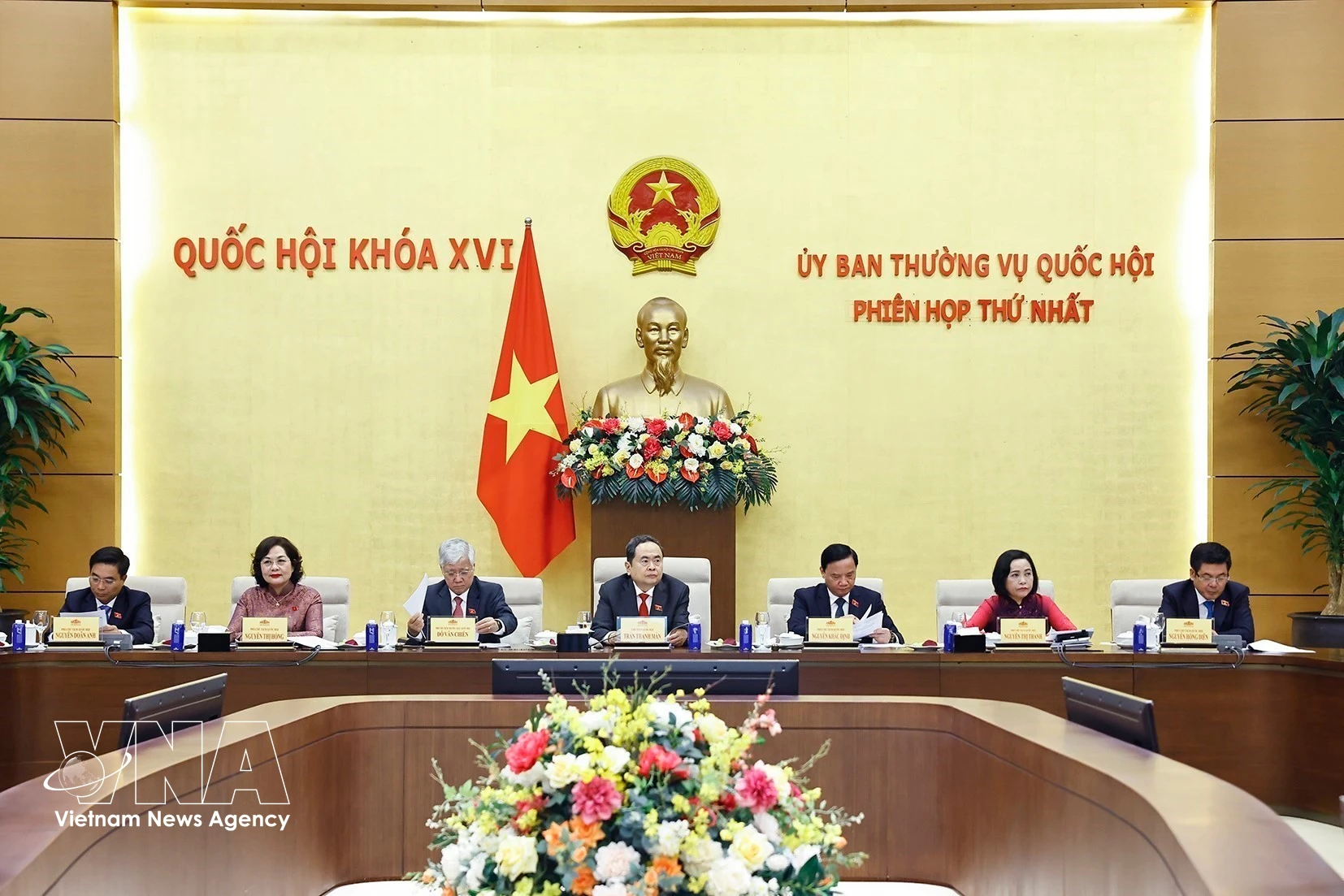 越南国会主席陈青敏主持召开第十六届国会常务委员会第一次会议。图自越通社