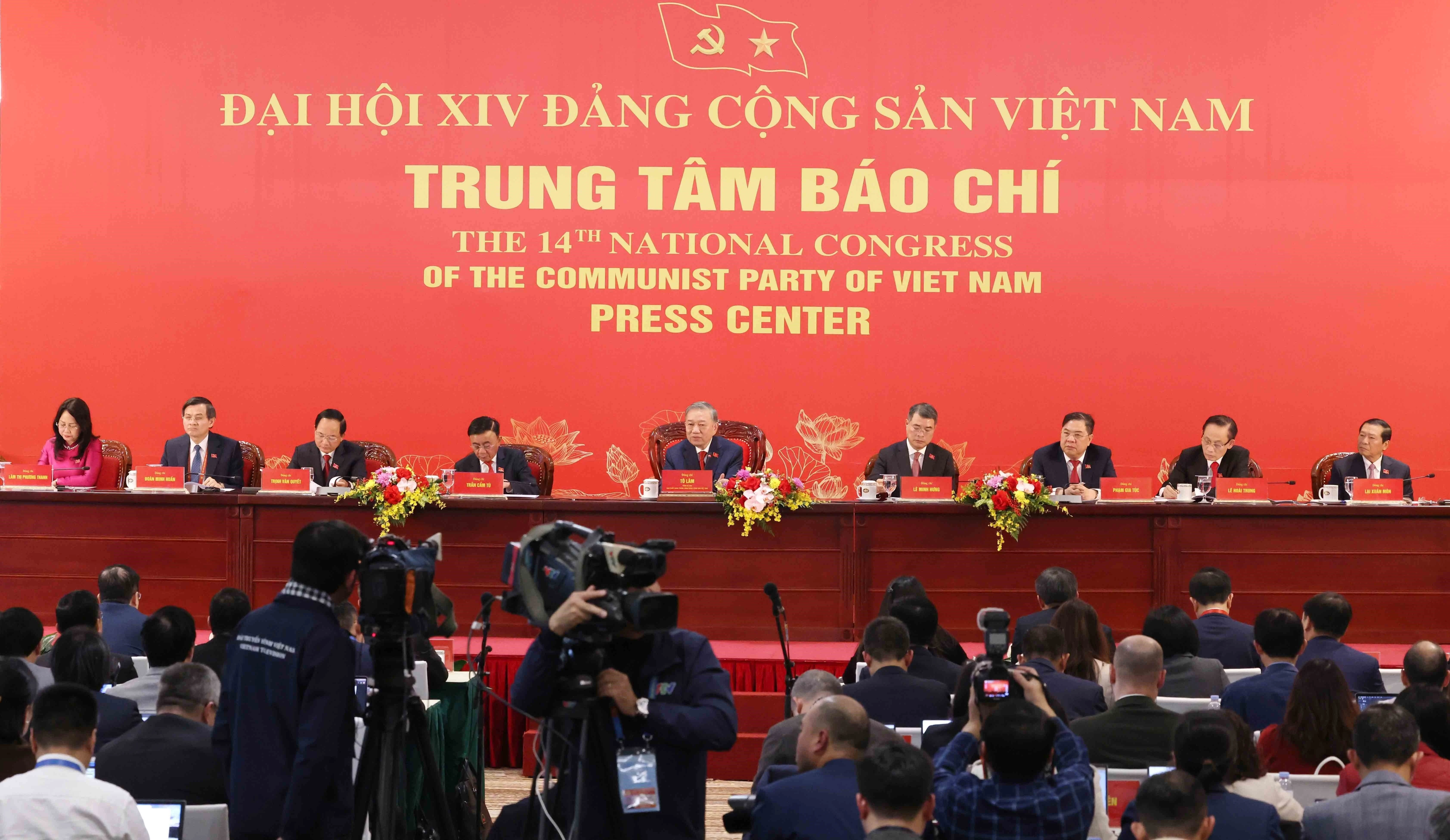 苏林总书记主持国际新闻发布会。图自越通社