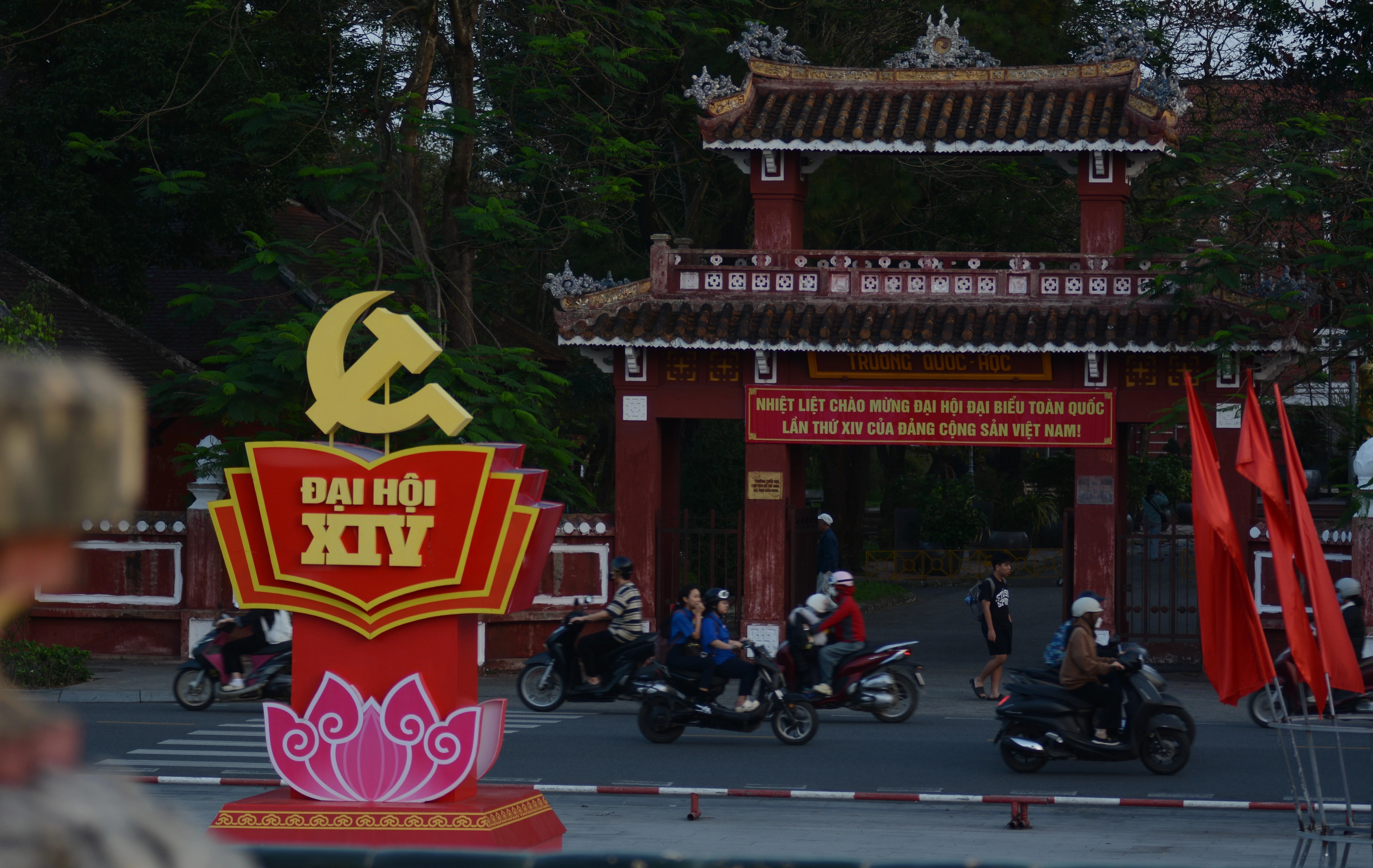 在顺化市中心各公园区域设置的横幅和装饰，热烈欢迎党的第十四次全国代表大会。图自越通社