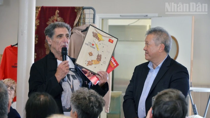 厄尔-卢瓦尔省法越友好协会主席吉尔伯特·特内兹分享与越南的团结友谊之情。图自越通社