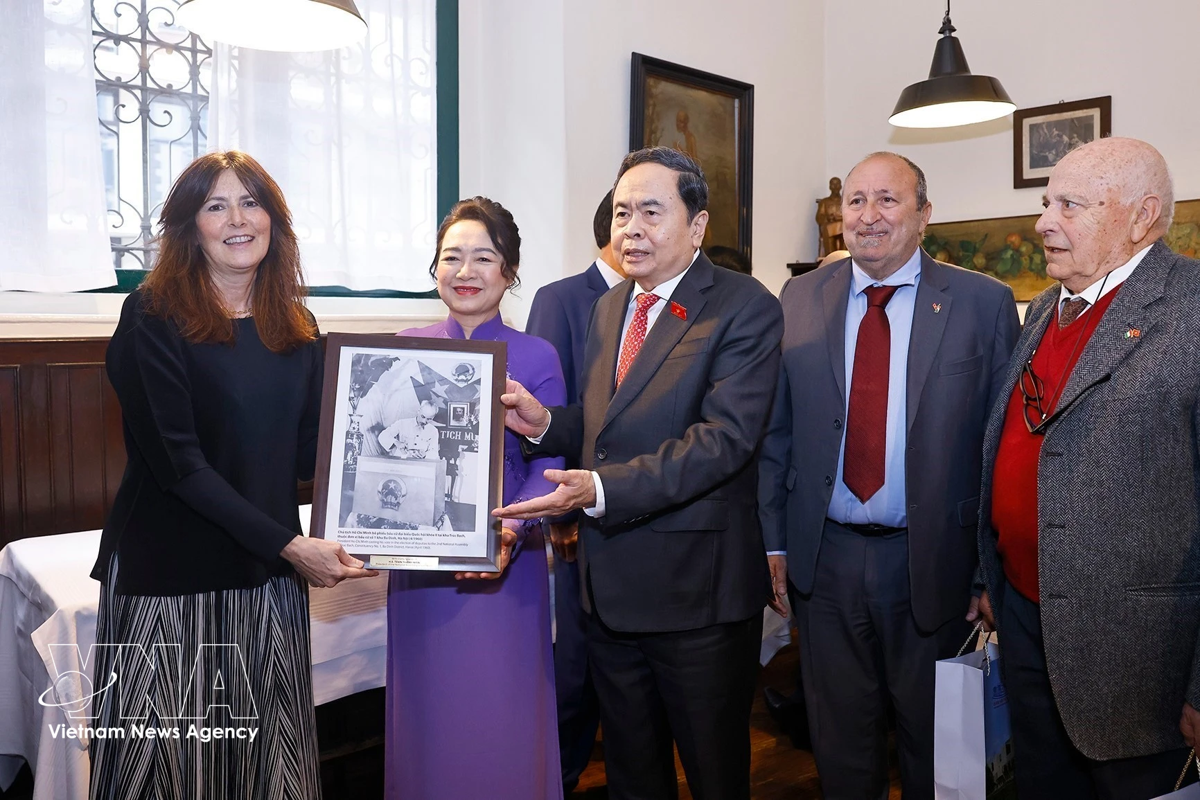 国会主席陈青敏参观米兰市Antica Trattoria della Pesa餐厅。图自越通社