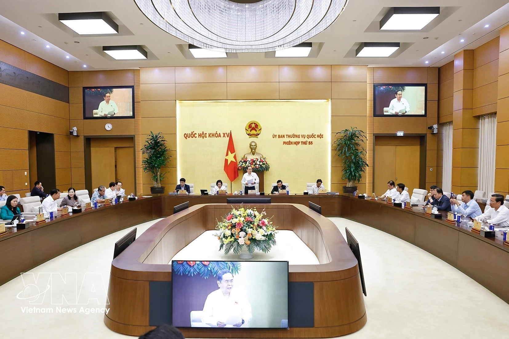国会常务委员会的一场会议。图自越通社