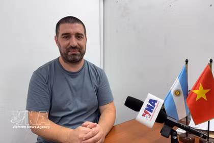 阿根廷国家广播电台记者、越南问题研究专家加斯顿·菲奥达。图自越通社