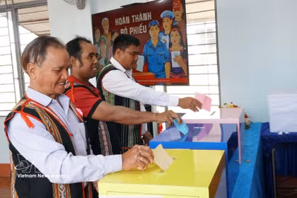 越南全国近7900万选民行使选举权利和义务。图自越通社