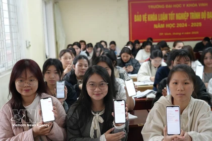 Z世代的政治“成人礼”：乂安省大学生积极迎接首次投票。图自越通社