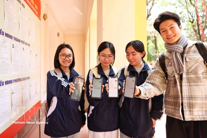 1800余名河内国民经济大学学生选民已准备好迎接这一重要日子，并在VNeID应用上“晒出”自己的投票地点。图自越通社