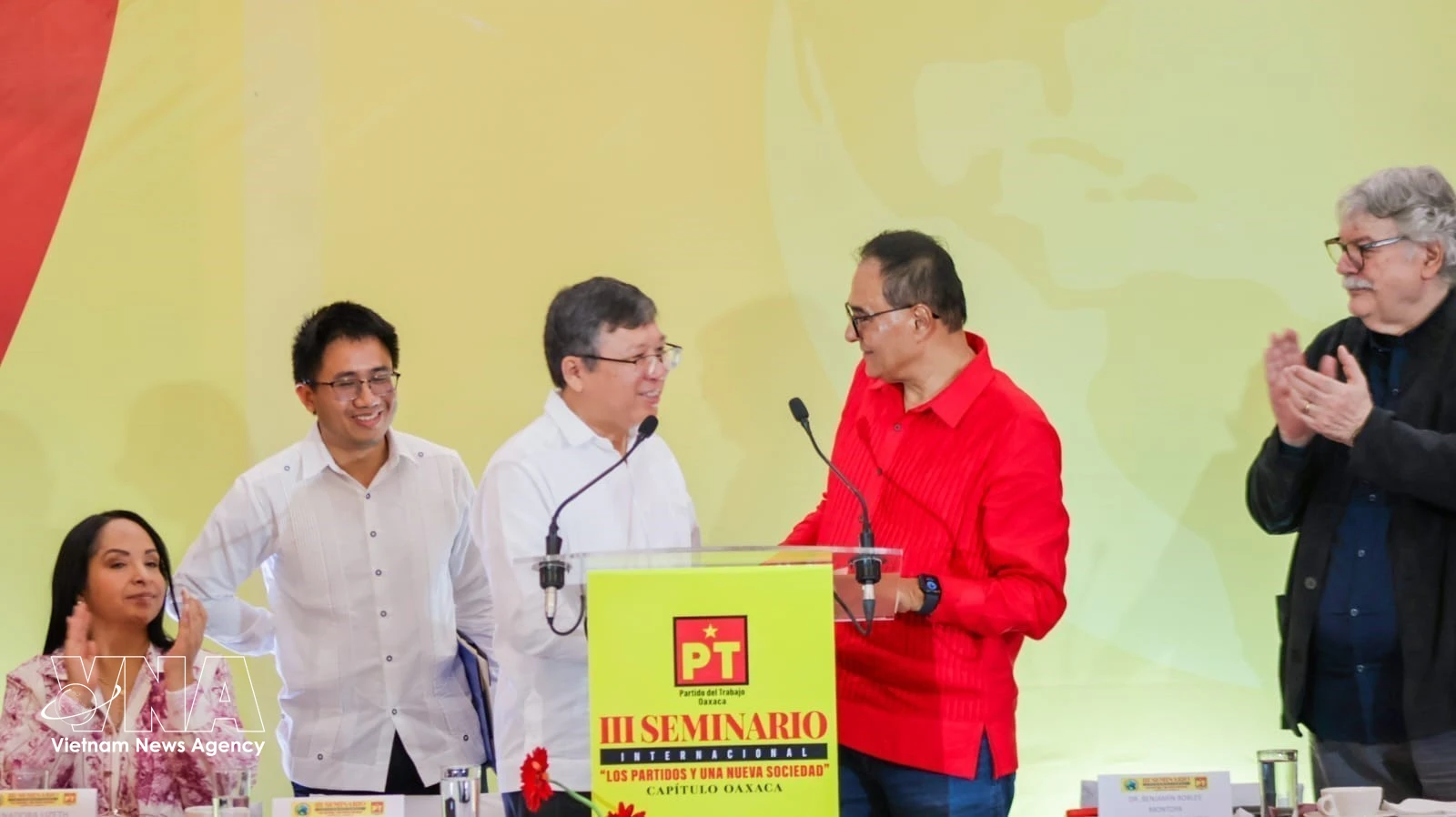 墨西哥劳动党中央政治局委员、劳动党瓦哈卡州协调员本哈明·罗夫莱斯·蒙托亚在阮文海大使发表讲话后表示祝贺。图：越南驻墨西哥大使馆/越通社发