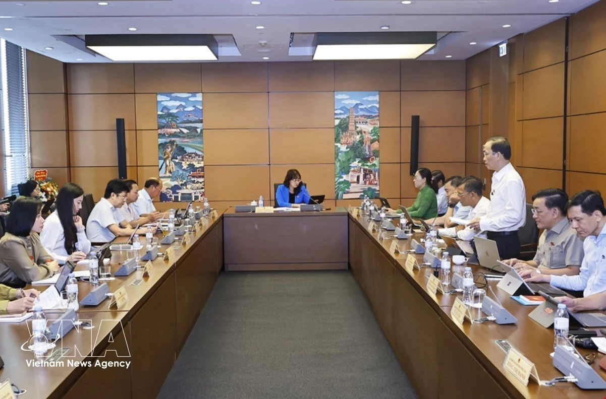 老街省和永隆省代表在分组讨论环节中。图自越通社