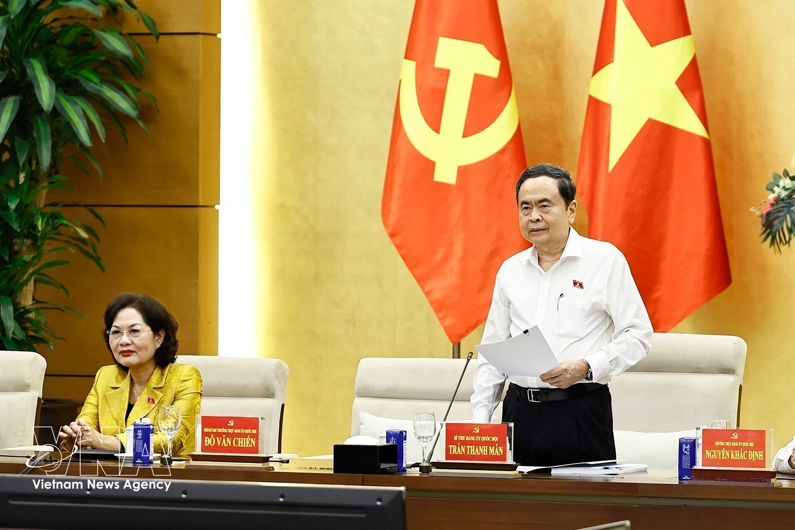 越共中央政治局委员、国会党委书记、国会主席陈青敏发表讲话。图自越通社