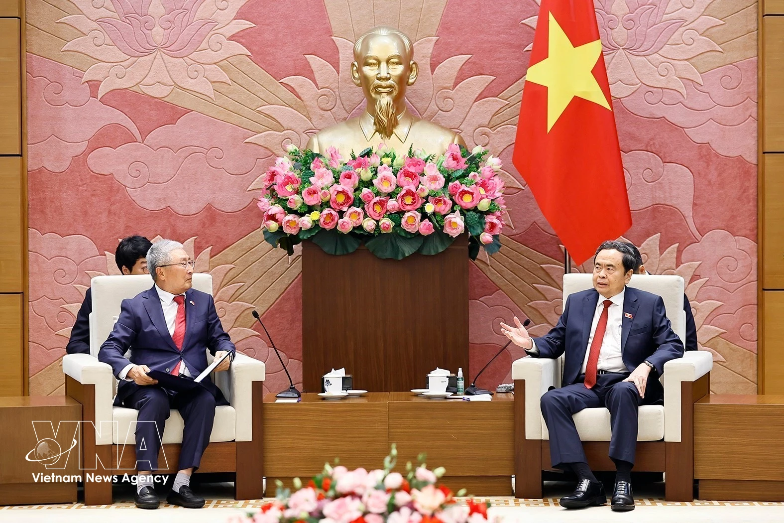 越南国会主席陈青敏（由）会见由韩国Hansoll纺织公司董事长、韩越友好协会主席李辛贾率领的代表团。图自越通社