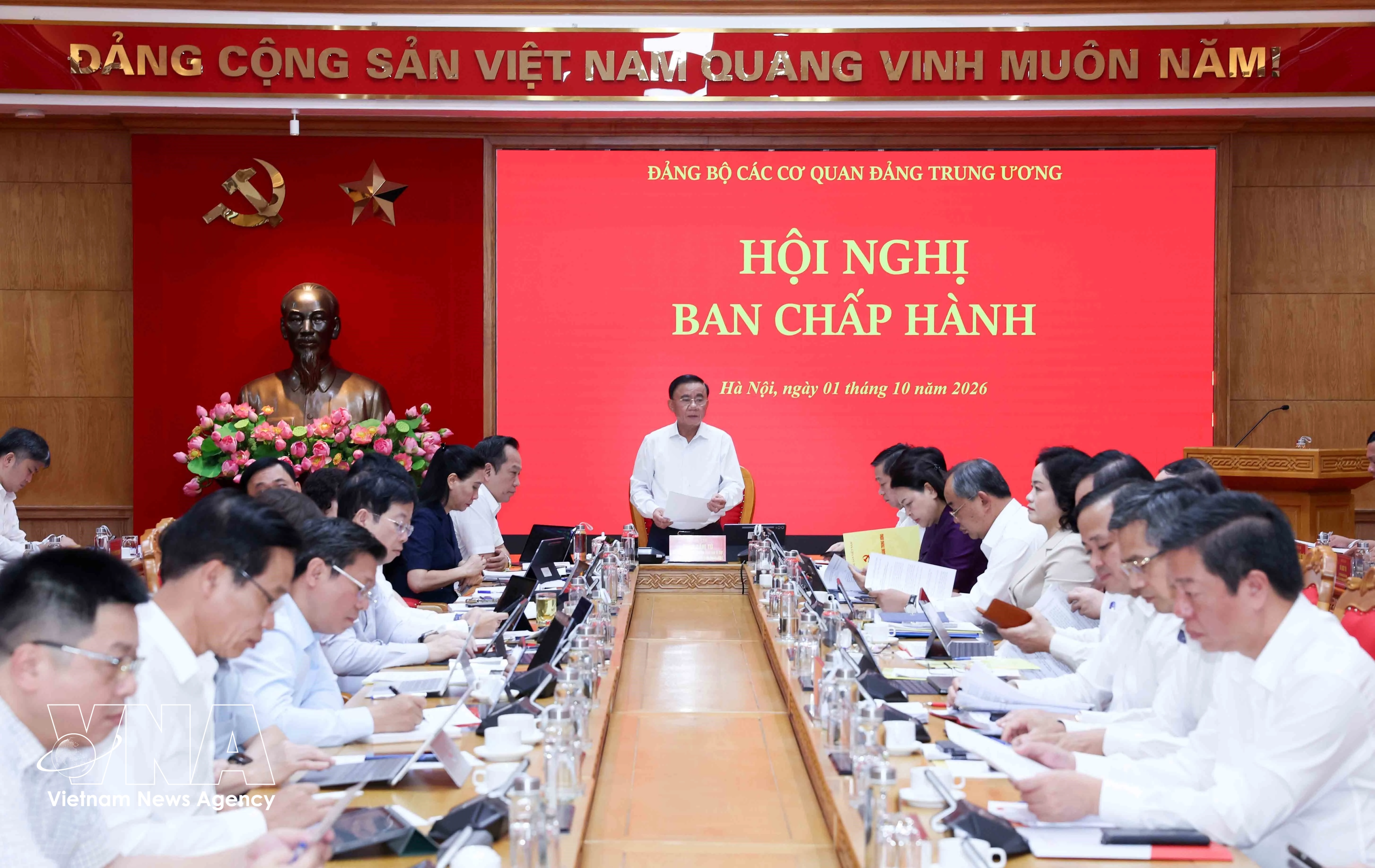 中央书记处常务书记陈锦秀主持会议。图自越通社