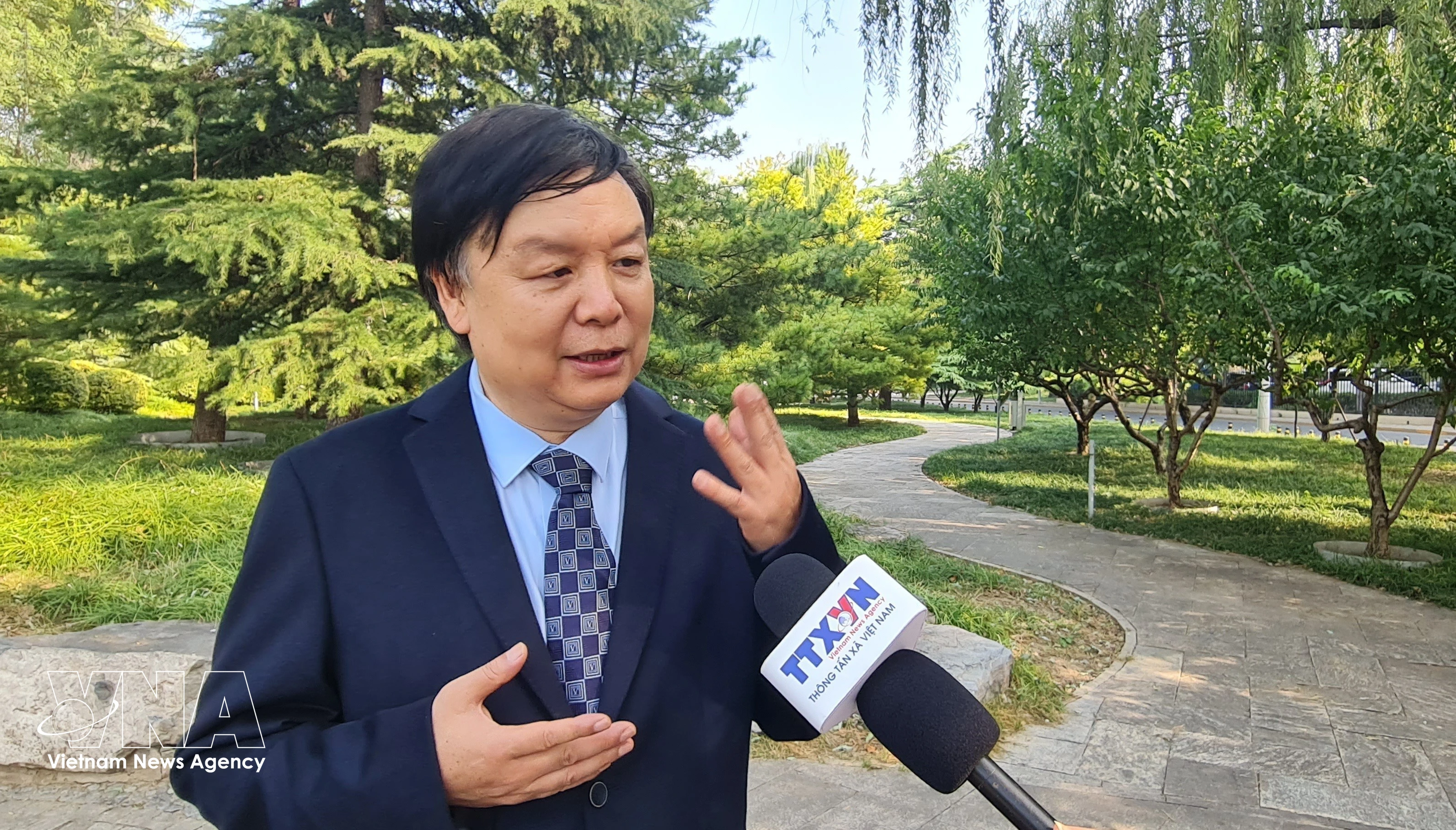 北京外国语大学东南亚研究中心主任米良教授在越南国会主席陈青敏访华前夕接受越通社驻京记者的采访。图自越通社