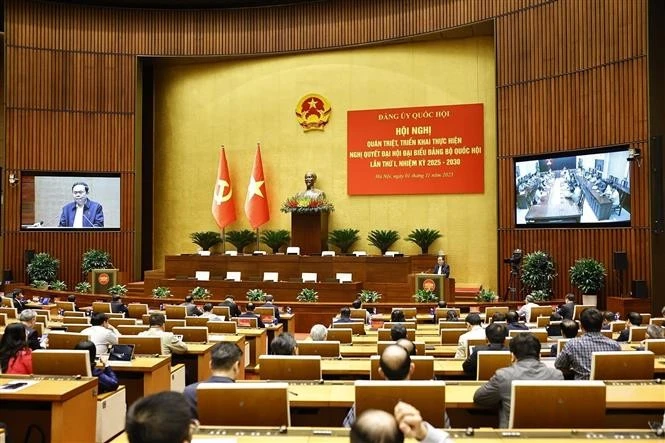 11月1日下午，越共中央政治局委员、国会党委书记、国会主席陈青敏在国会大厦主持召开会议，贯彻落实越共国会第一次代表大会（2025-2030年任期）决议。图自越通社