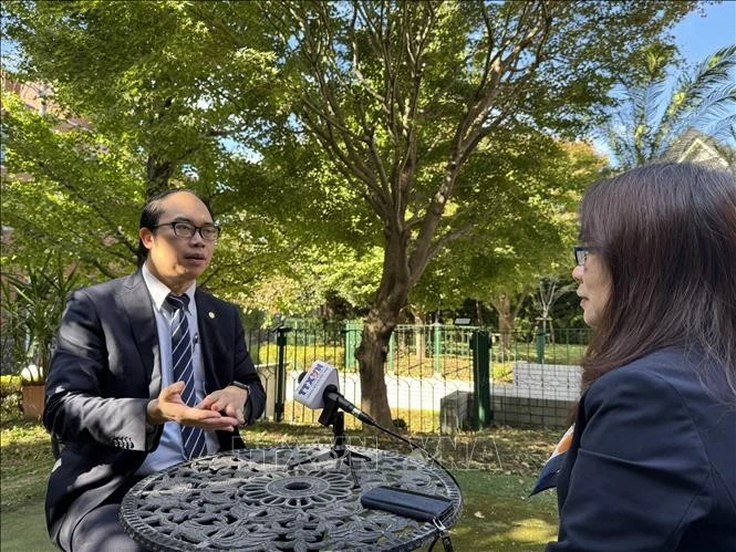 旅日越南人协会联合会主席阮洪山博士在接受越通社驻日本记者采访。图自越通社