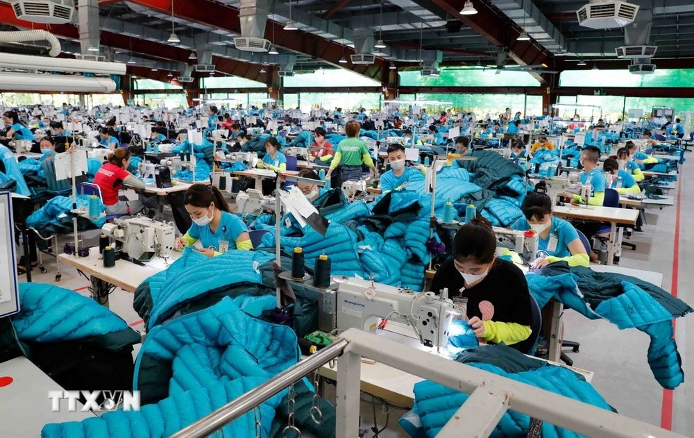 Maxport纺织公司为出口美国和欧盟市场缝制服装。图自越通社