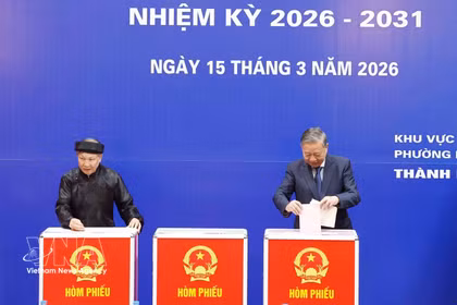 越南高级领导检查投票工作情况并参加投票