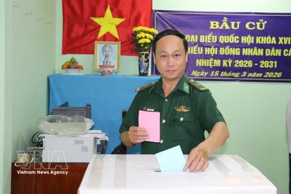 同塔省新富东乡居民一大早前来投票点，行使公民选举权