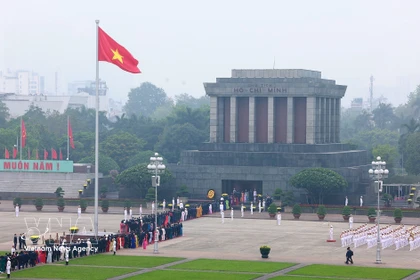 第十六届国会第一次会议召开之前，党和国家领导前往胡志明主席陵墓敬献花圈