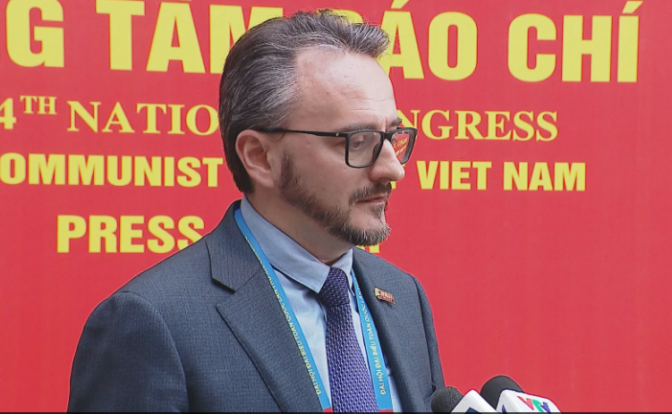 《真理报》（Pravda）副总编辑、俄罗斯联邦共产党中央委员会委员米哈伊尔·科斯特里科夫 图自越通社