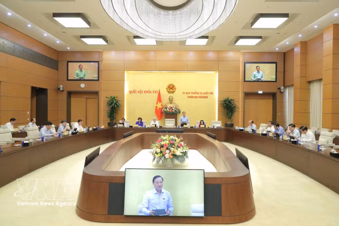 资料图：越南国会常务委员会第一次会议。图自越通社