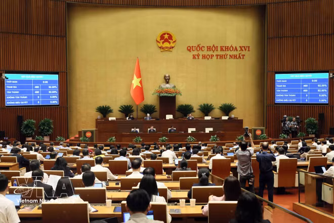 国会以100%赞成票表决通过《关于汽油、柴油及航空燃料环境保护税、增值税和特别消费税若干规定的决议》。图自越通社