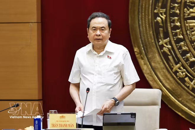 越南国会主席陈青敏在国会大厦与国会科技与环境委员会常委会的工作会议。图自越通社