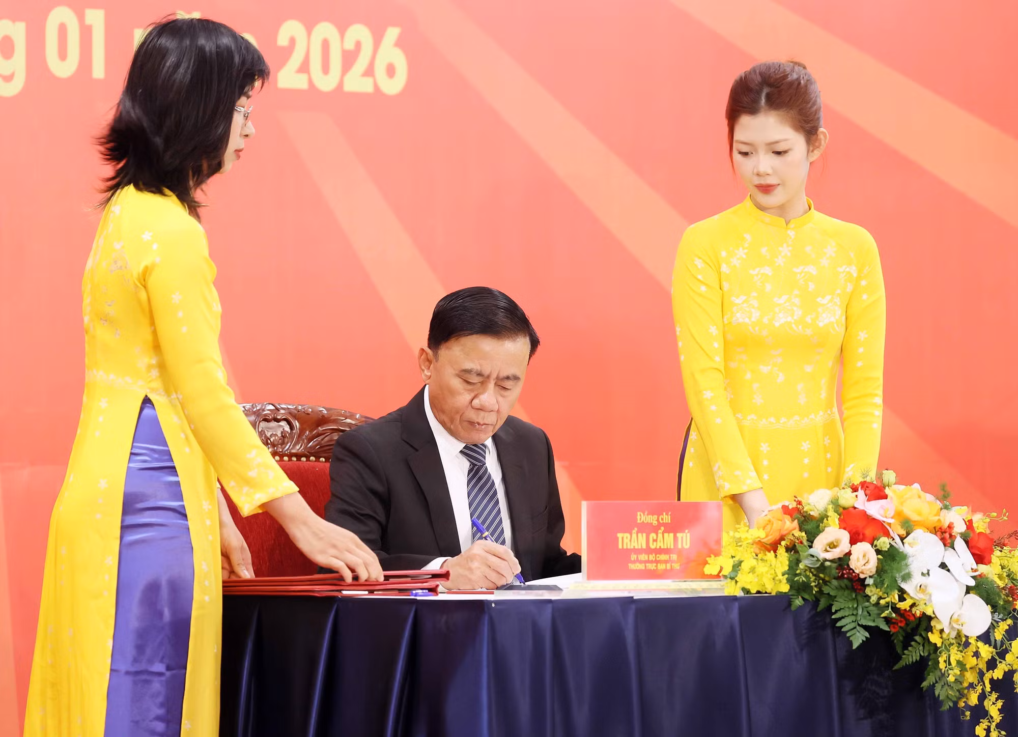 vna-potal-le-phat-hanh-dac-biet-bo-tem-buu-chinh-chao-mung-dai-hoi-dai-bieu-toan-quoc-lan-thu-xiv-cua-dang-8529601.jpg