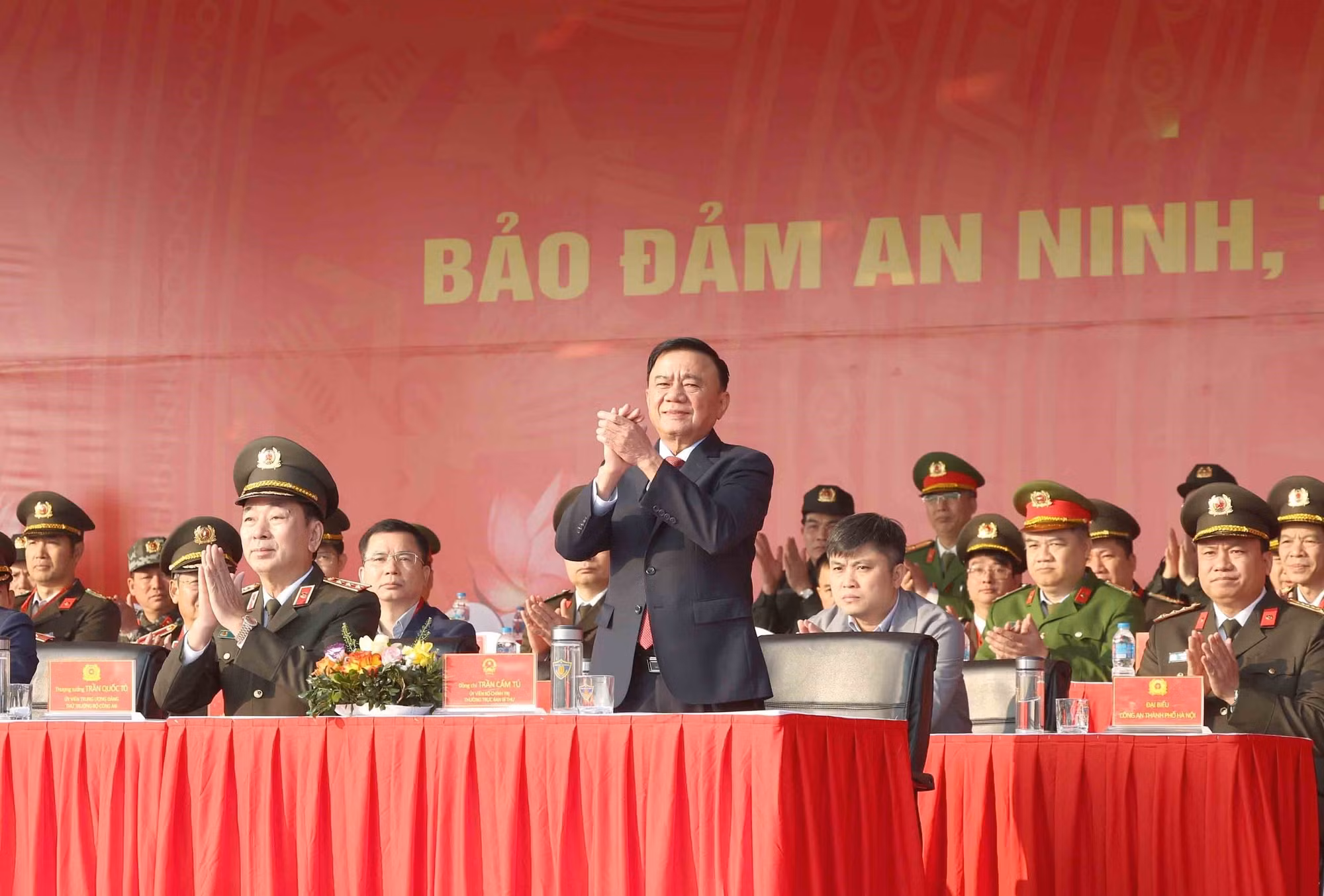 vna-potal-thuong-truc-ban-bi-thu-tran-cam-tu-du-le-xuat-quan-dien-tap-phuong-an-bao-dam-an-ninh-trat-tu-dai-hoi-dai-bieu-toan-quoc-lan-thu-xiv-cua-dan-8521961.jpg