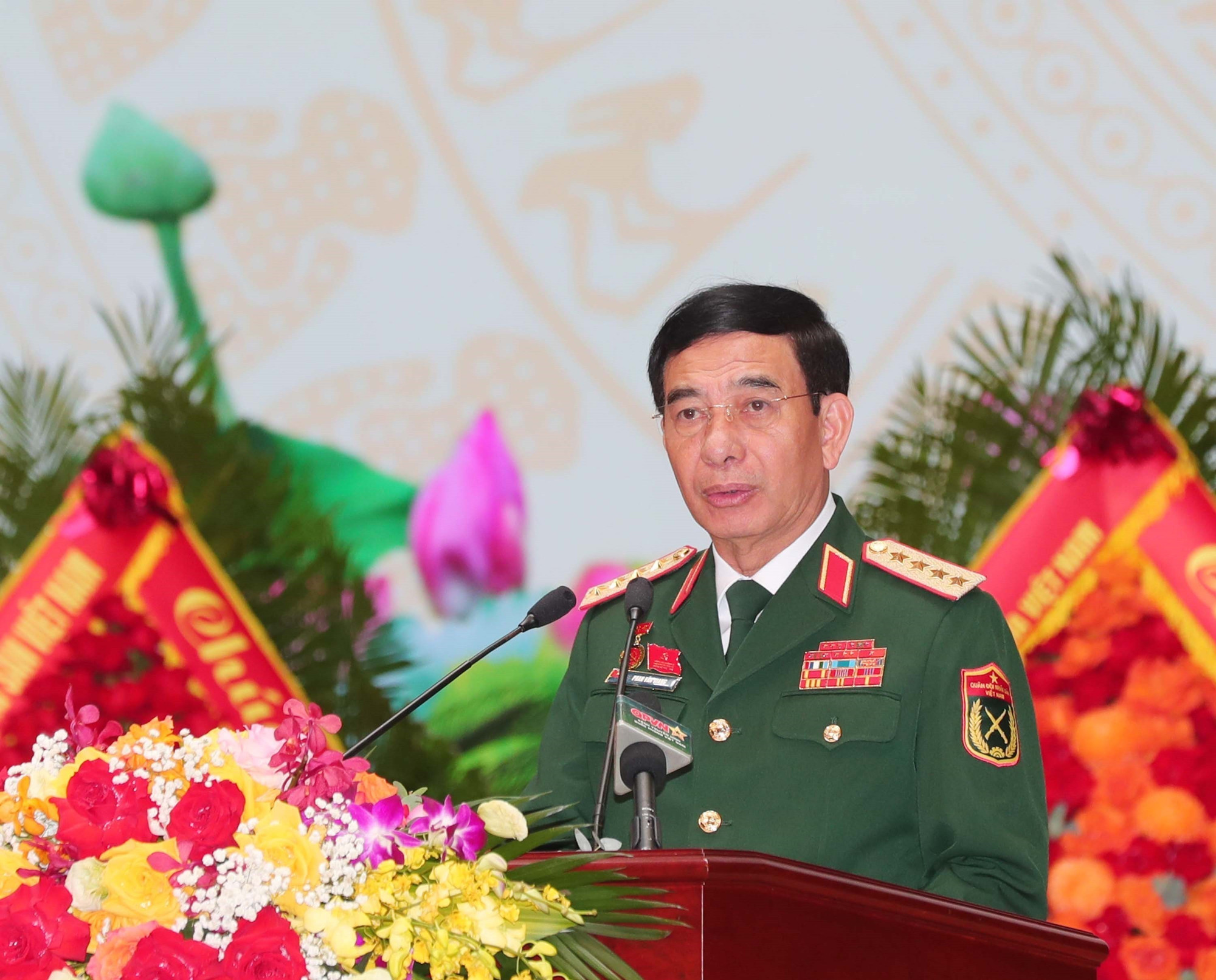 越共中央军委副书记、国防部部长潘文江大将发表讲话。图自越通社 vna-potal-khai-mac-trong-the-dai-hoi-dai-bieu-dang-bo-quan-doi-nhiem-ky-2025-2030-8305923.jpg