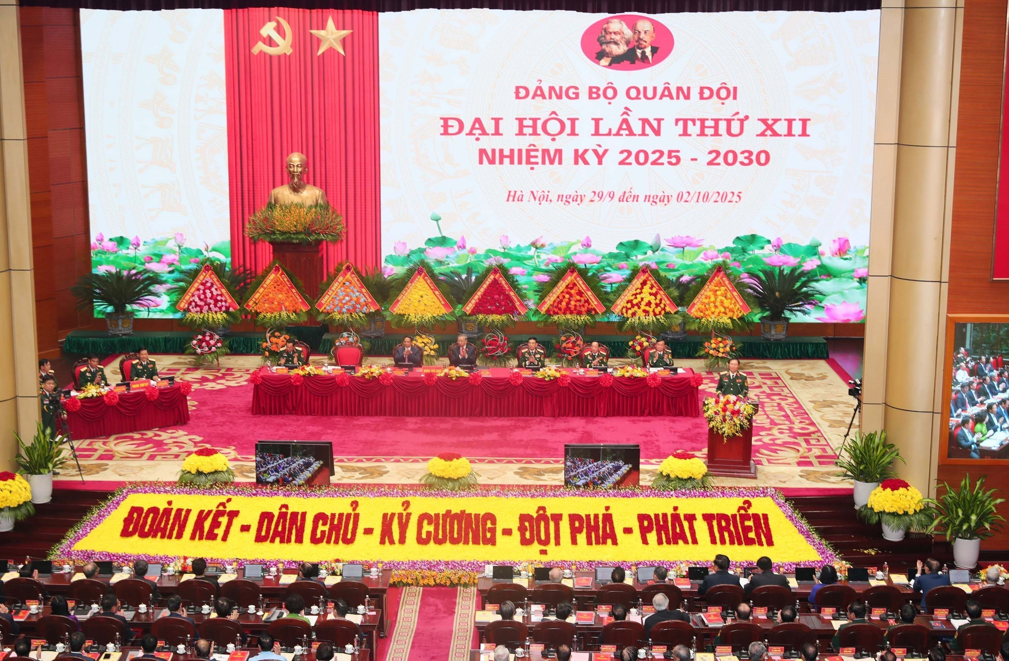 越共人民军第十二次代表大会全景。图自越通社 vna-potal-khai-mac-trong-the-dai-hoi-dai-bieu-dang-bo-quan-doi-nhiem-ky-2025-2030-8305954-2.jpg