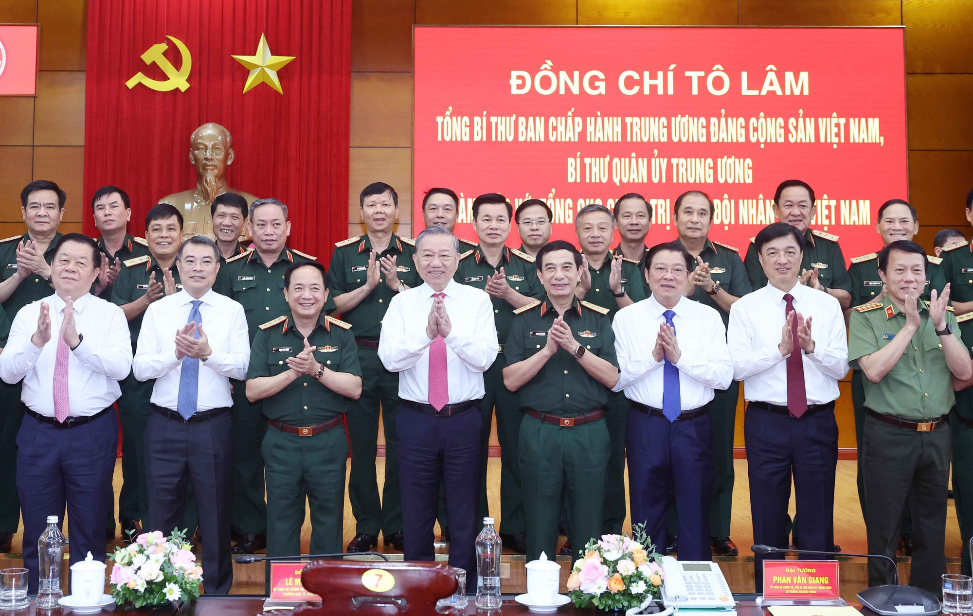 苏林与代表们合影。图自越通社 tong-bi-thu-to-lam-va-cac-dai-bieu-chup-anh-chung-anh-ttxvn.jpg