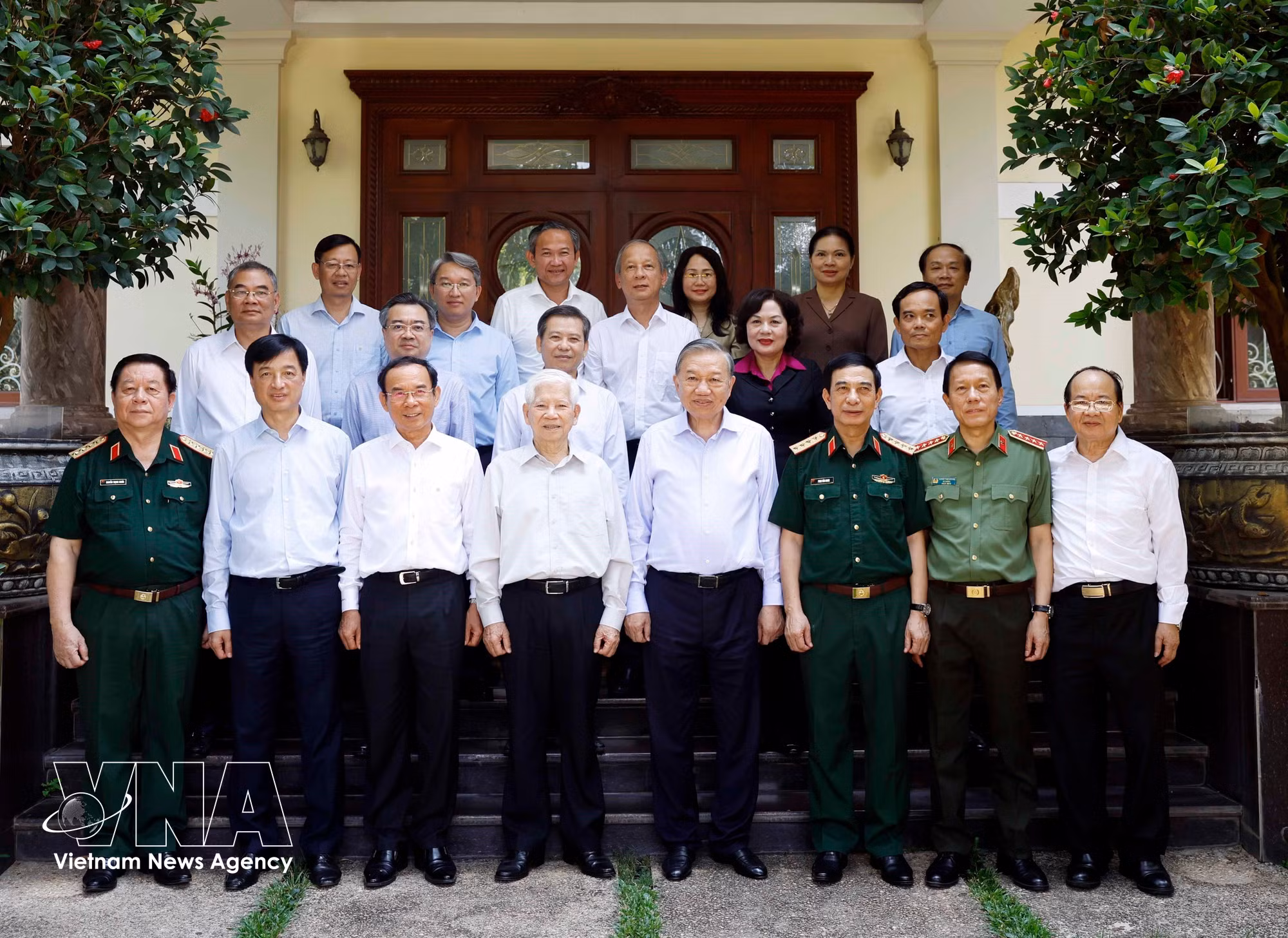 vnanet-vna-potal-tong-bi-thu-chu-tich-nuoc-tham-cac-dong-chi-nguyen-lanh-dao-dang-nha-nuoc-8728016.jpg
