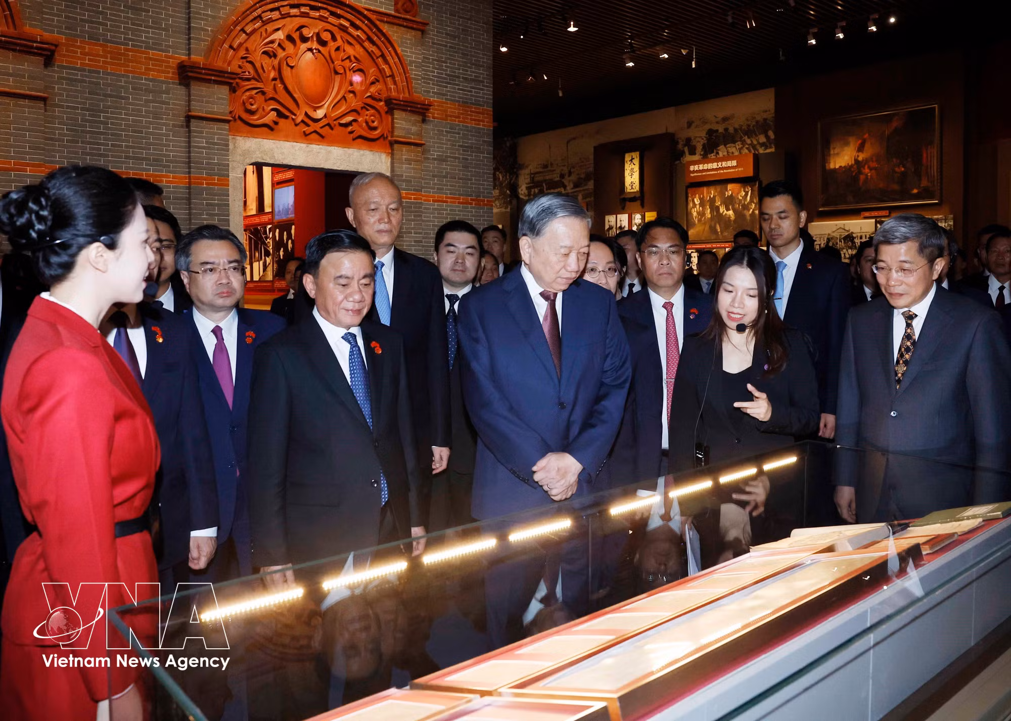 vnanet-vna-potal-tong-bi-thu-chu-tich-nuoc-tham-bao-tang-lich-su-dang-cong-san-trung-quoc-8703248.jpg