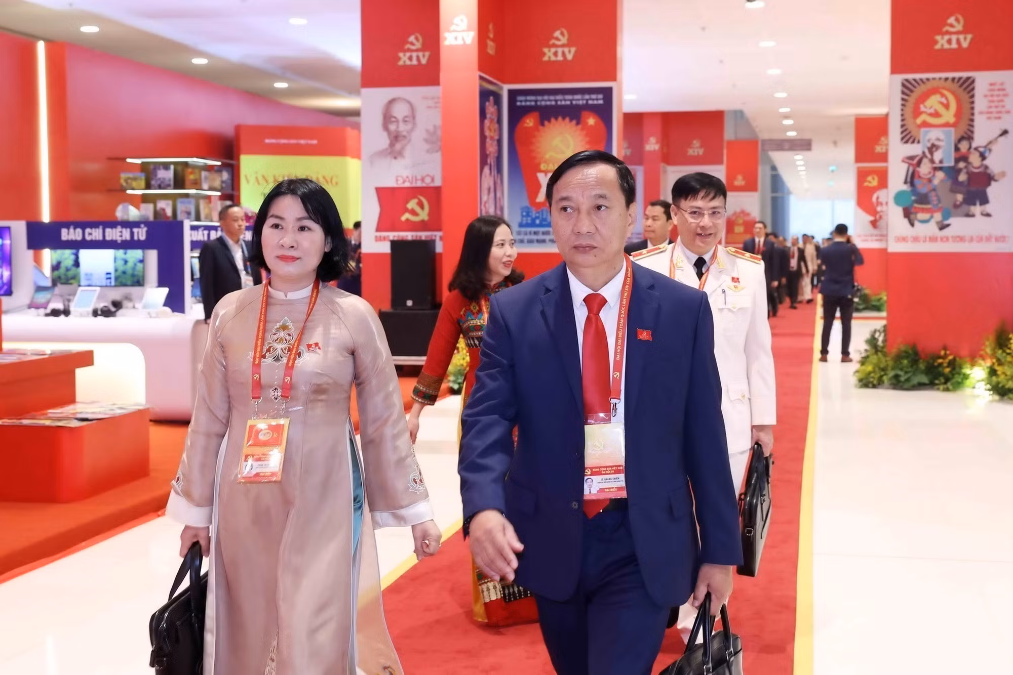 vna-potal-cac-dai-bieu-du-phien-hop-tru-bi-dai-hoi-dang-toan-quoc-lan-thu-xiv-8537709.jpg