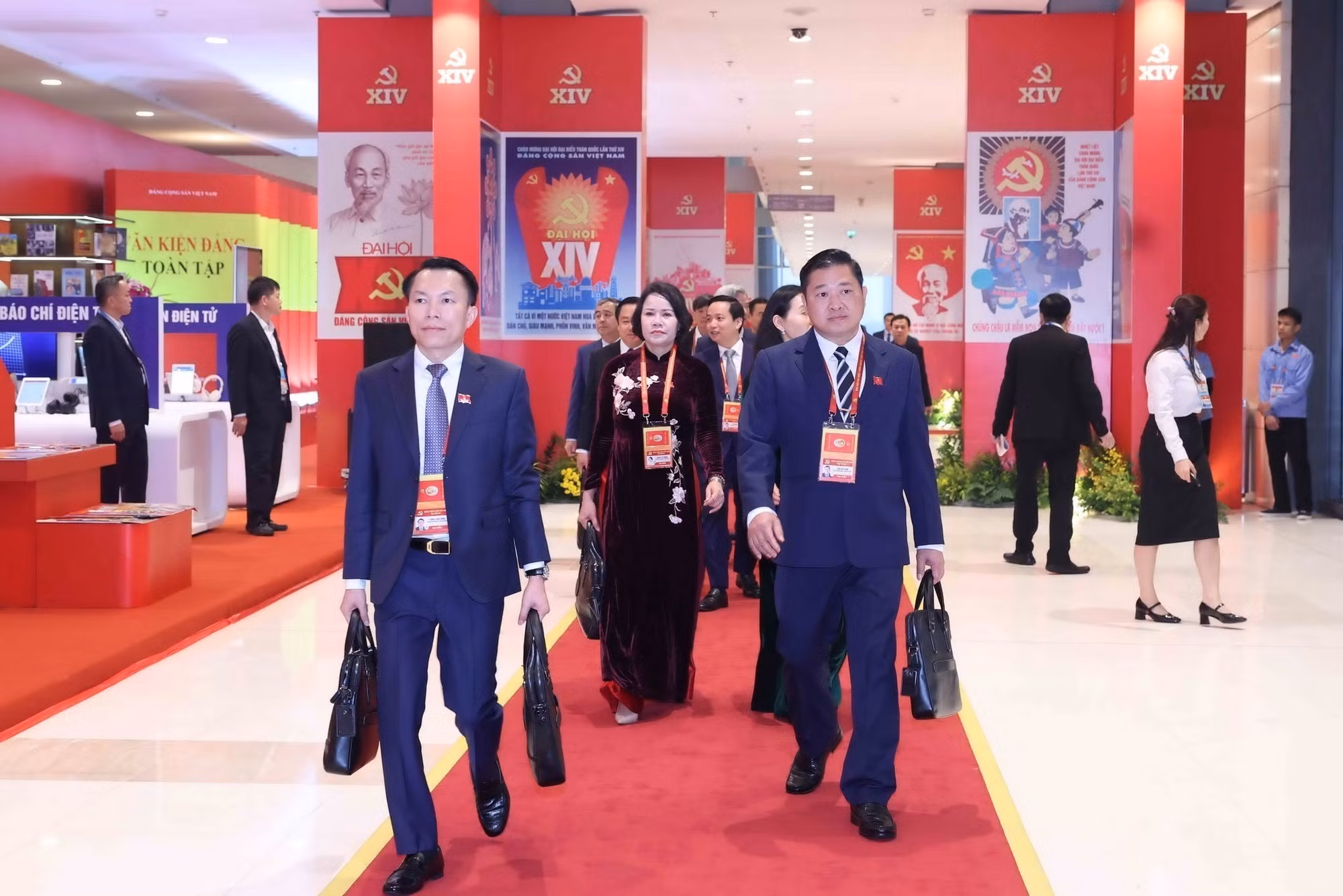 vna-potal-cac-dai-bieu-du-phien-hop-tru-bi-dai-hoi-dang-toan-quoc-lan-thu-xiv-8537706.jpg
