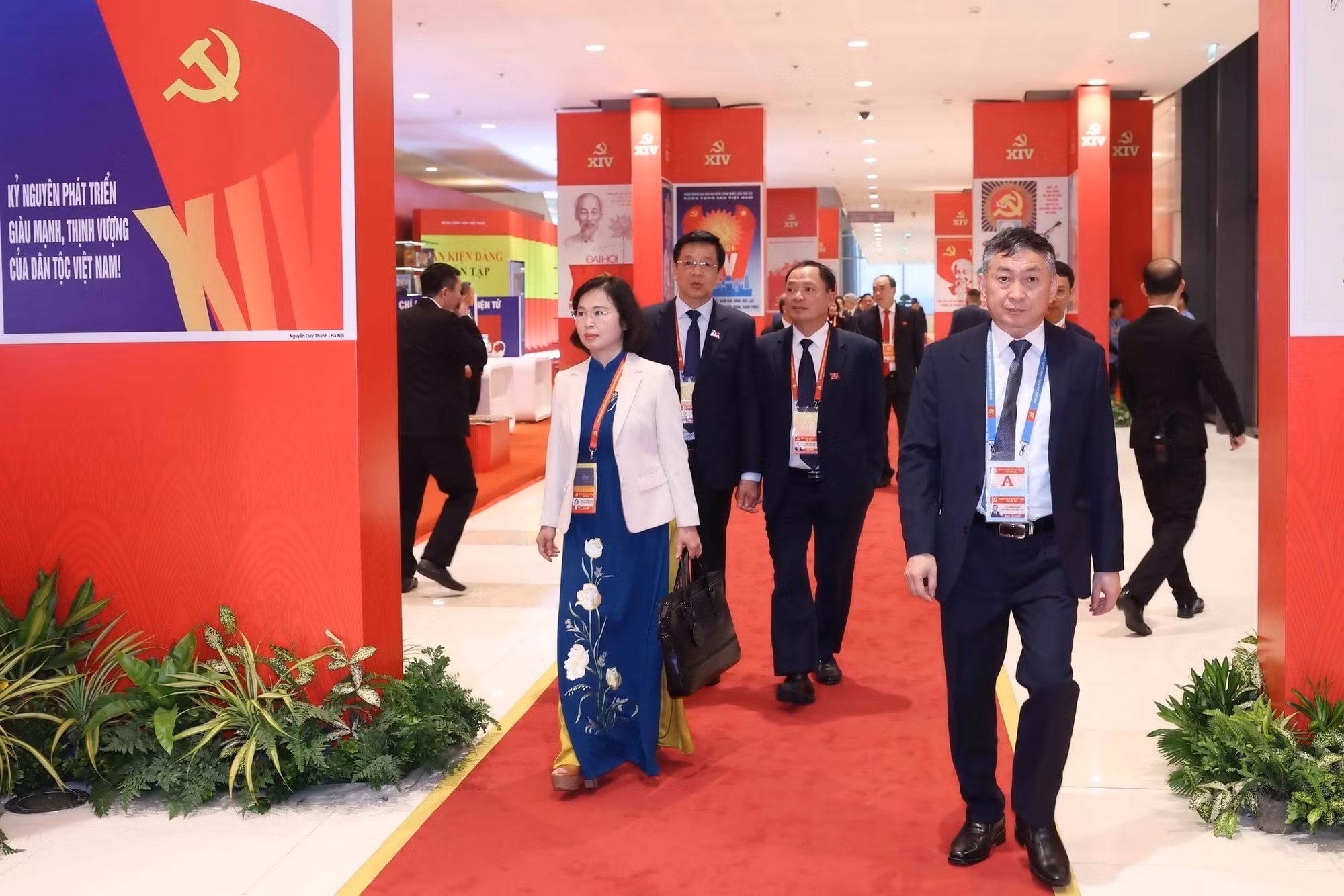 vna-potal-cac-dai-bieu-du-phien-hop-tru-bi-dai-hoi-dang-toan-quoc-lan-thu-xiv-8537715.jpg