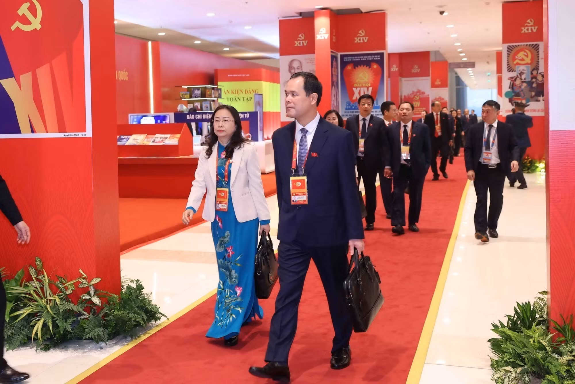vna-potal-cac-dai-bieu-du-phien-hop-tru-bi-dai-hoi-dang-toan-quoc-lan-thu-xiv-8537701.jpg