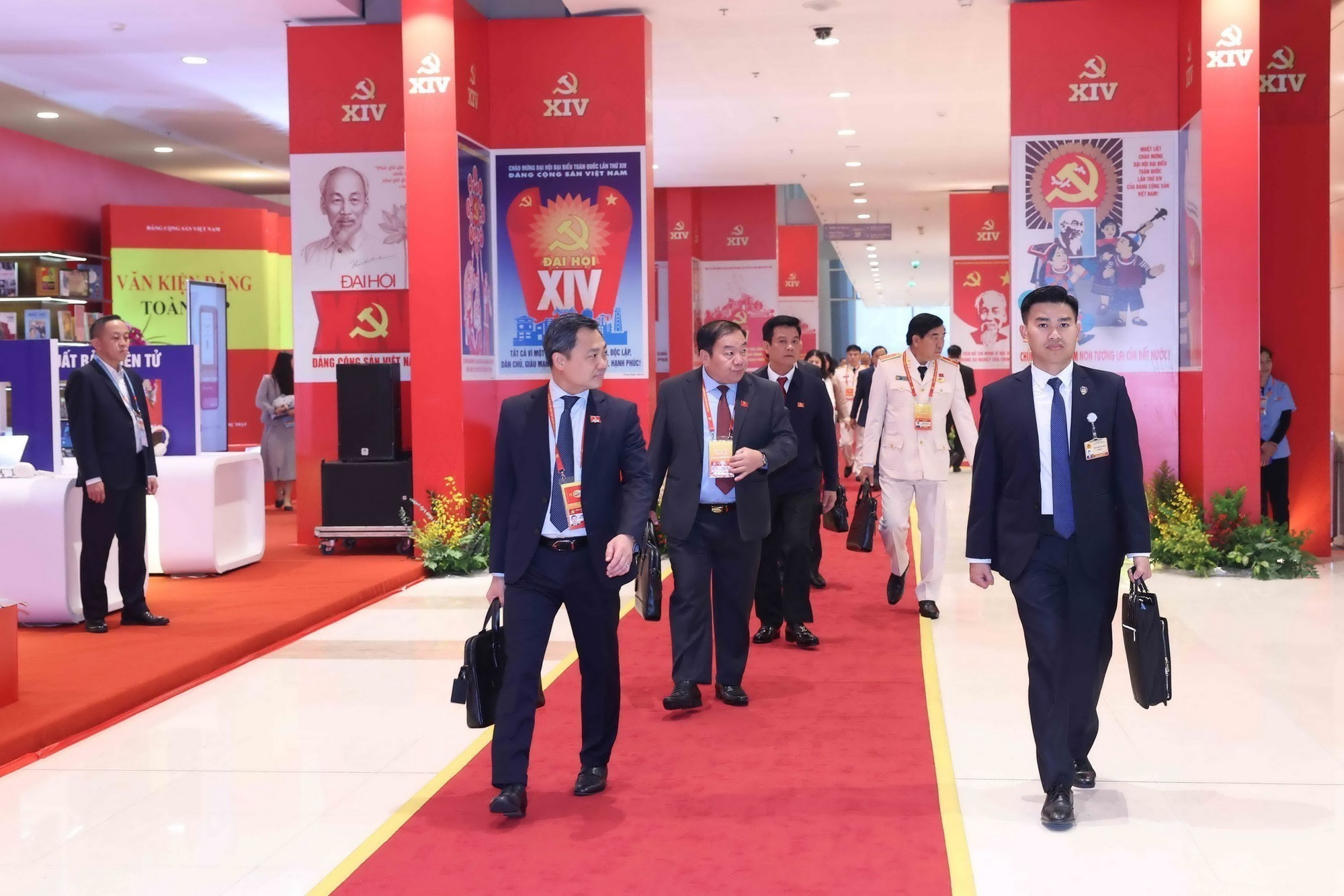 vna-potal-cac-dai-bieu-du-phien-hop-tru-bi-dai-hoi-dang-toan-quoc-lan-thu-xiv-8537717.jpg