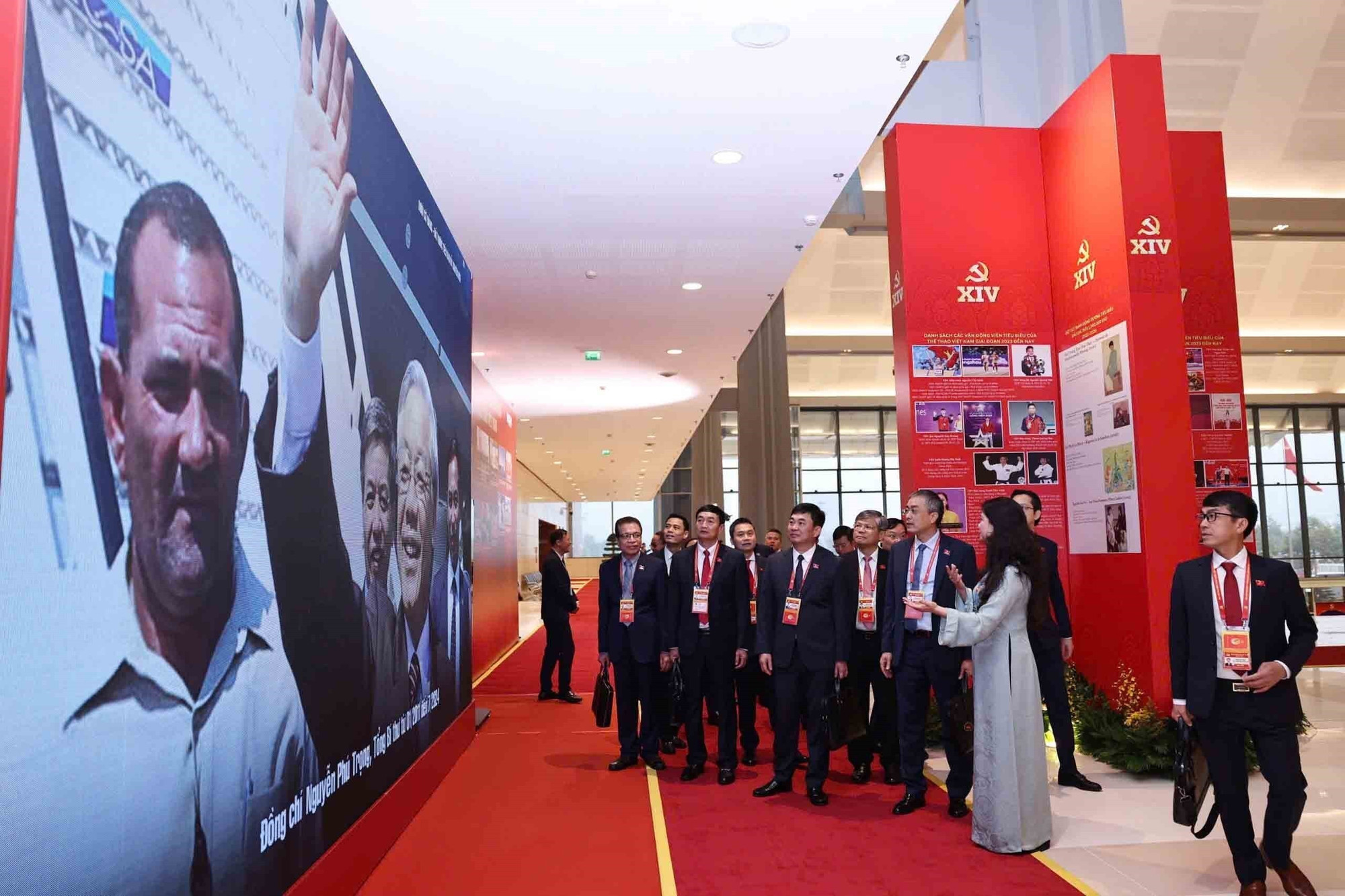 vna-potal-trung-bay-anh-duoi-co-dang-dat-nuoc-tien-vao-ky-nguyen-moi-thu-hut-su-quan-tam-cua-cac-dai-bieu-du-dai-hoi-xiv-8537954.jpg