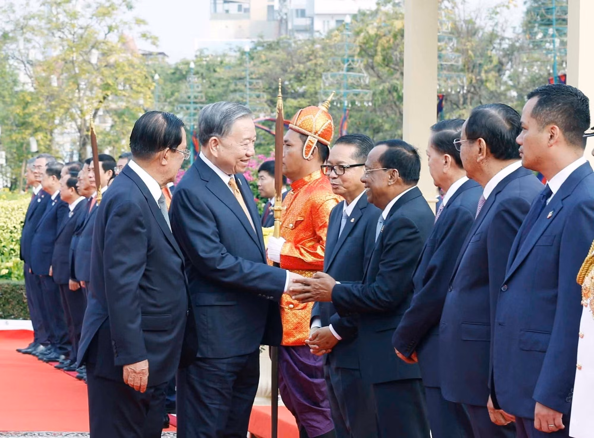 vna-potal-le-don-trong-the-tong-bi-thu-to-lam-tham-cap-nha-nuoc-toi-vuong-quoc-campuchia-8576449.jpg