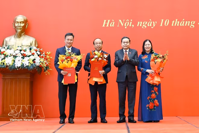 国会主席陈青敏向2025-2030年任期国会下属机构党委书记颁发决定并赠送鲜花。图自越通社