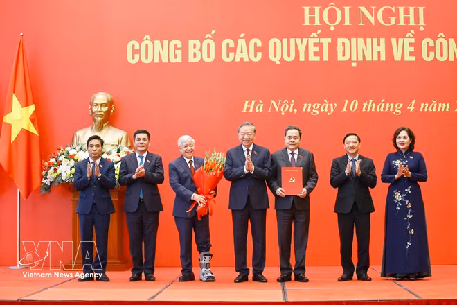 越共中央总书记、国家主席苏林向国会主席陈青敏及各位国会副主席颁发政治局关于指定2025—2030年任期国会党委会、常委会、书记、副书记的决定。图自越通社