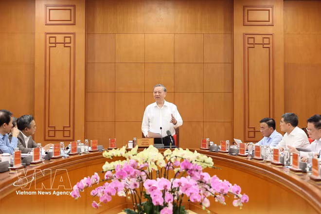 以下是您提供的图片说明的中文翻译： 越共中央总书记、中央反腐败、反浪费、反消极指导委员会主任苏林在2026年3月18日召开的中央反腐败、反浪费、反消极指导委员会常务会议上发表指导讲话。图自越通社