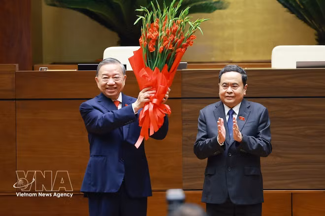 国会主席陈青敏代表党和国家领导人以及第十六届国会代表向越共中央总书记、国家主席苏林献花祝贺。图自越通社