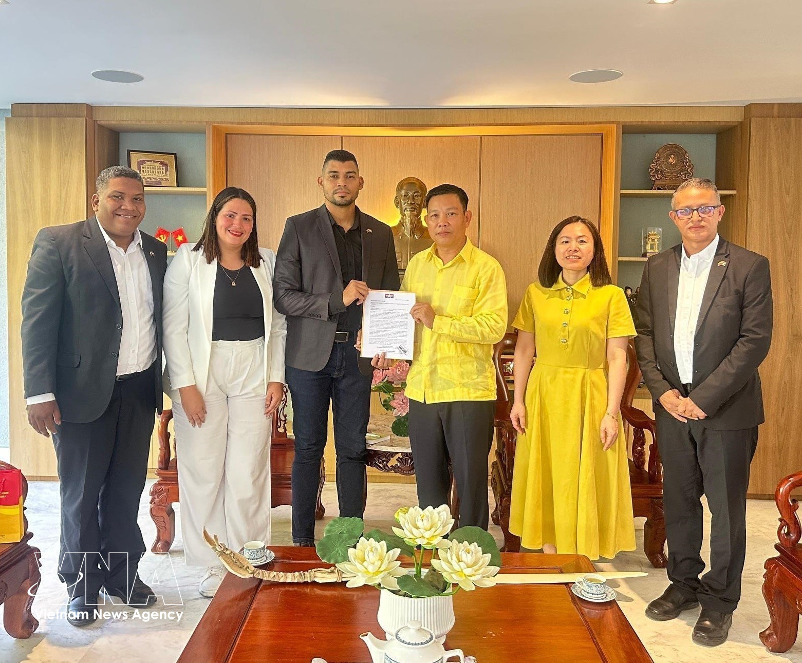 ENAMÓRATE党代表团前来祝贺越共十四大成功召开。图自越通社