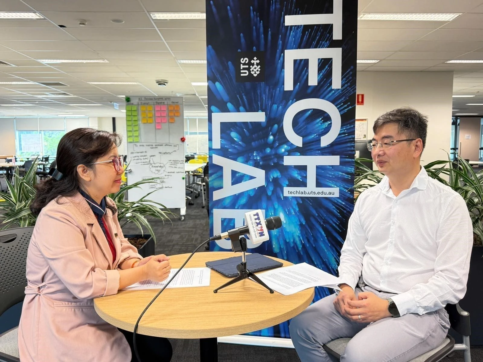 悉尼科技大学环境与水中心主任、澳大利亚越南专家与知识分子协会主席严德龙教授在接受越通社驻澳大利亚记者采访。图自越通社