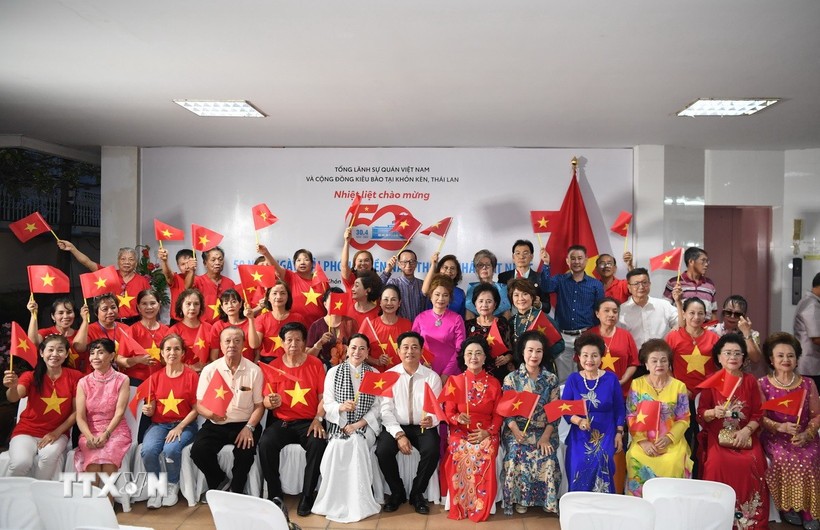 资料图：旅居泰国东北地区越南侨胞参加国家统一50周年纪念活动。图自越通社