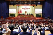 各位代表表决通过越共十四大决议。图自越通社