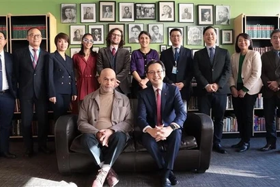 越南驻联合国常驻代表团团长杜雄越与美国共产党主要领导人合影 图自越通社